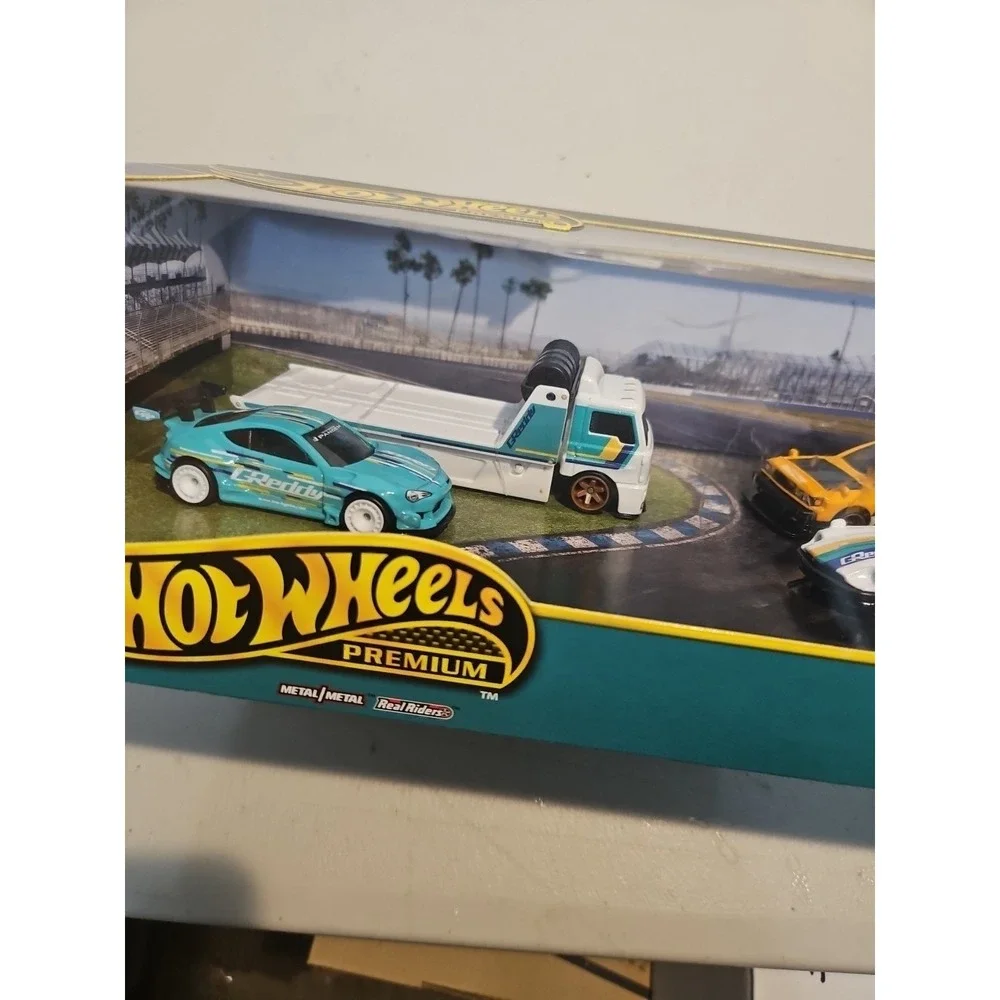 Hot Wheels Premium Diorama Fleet Street SUBARU BRZ Nissan Maxima Datsun